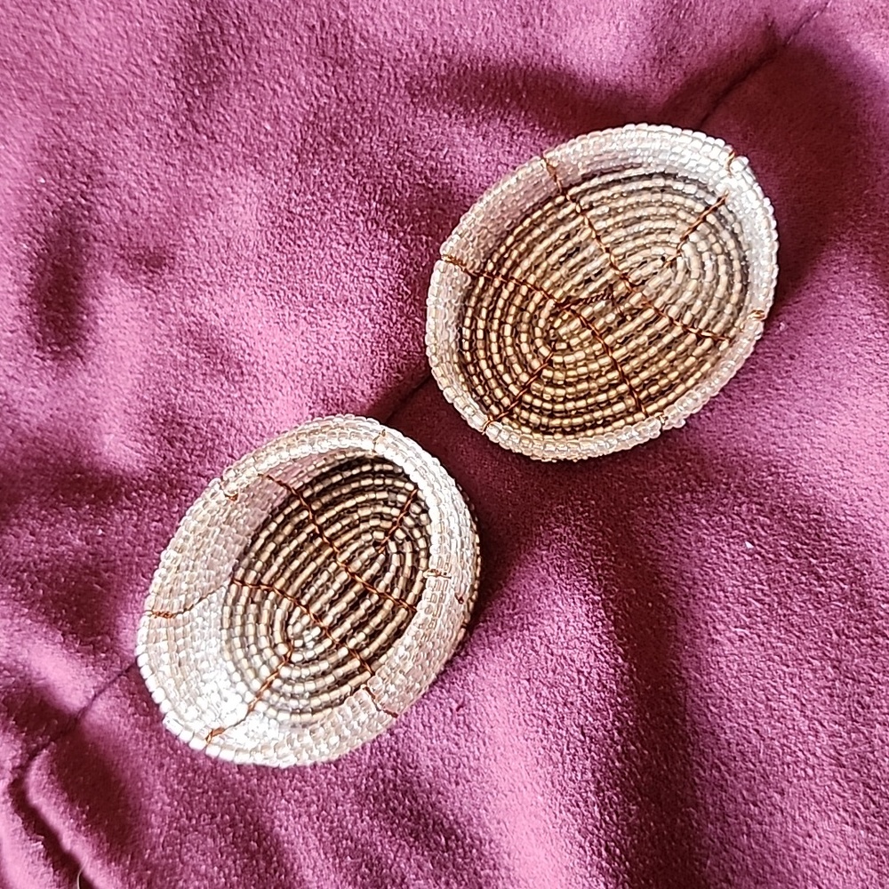 White glass bead and wire small basket - Picture 4 of 4